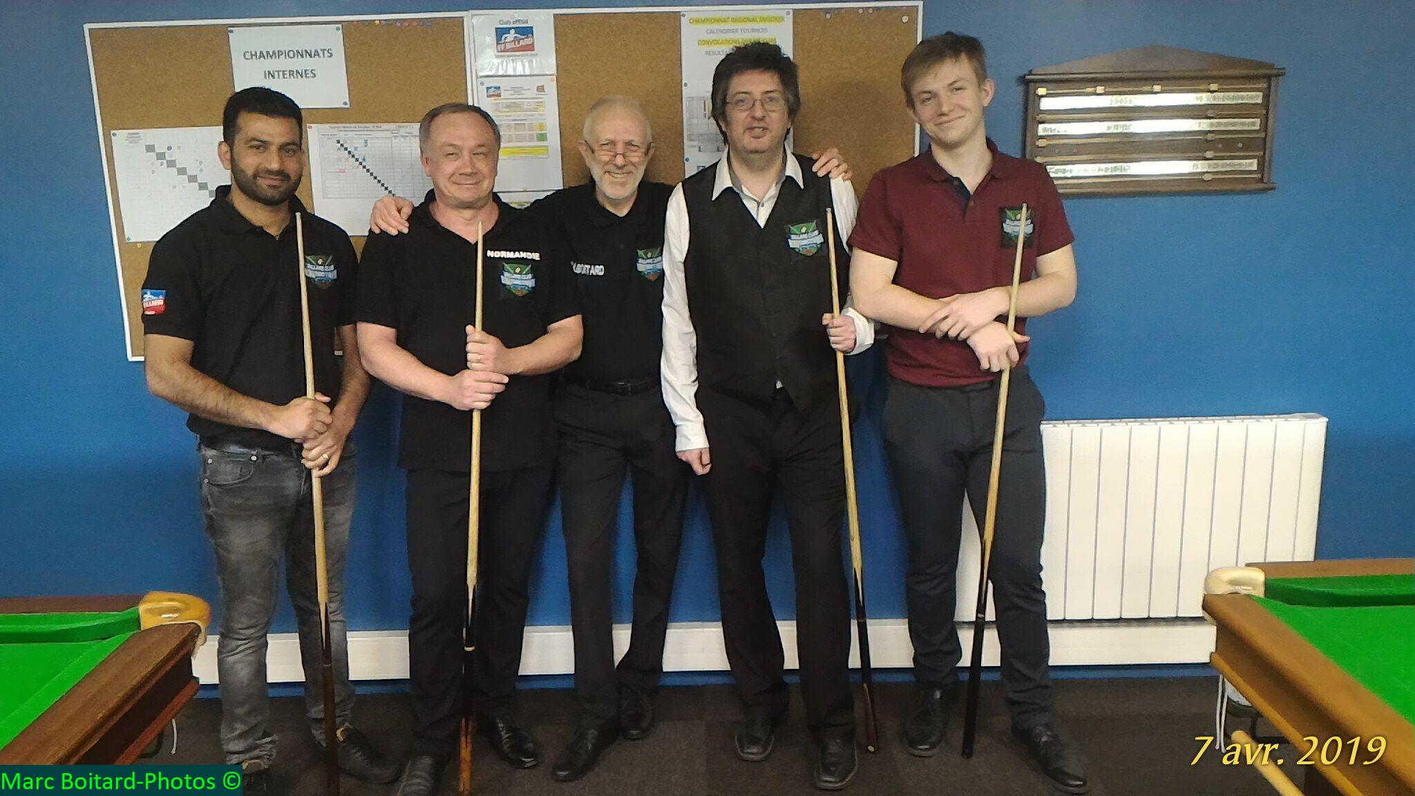 Marc responsable du snooker au centre entouré des deux qualifiés aux championnats de France